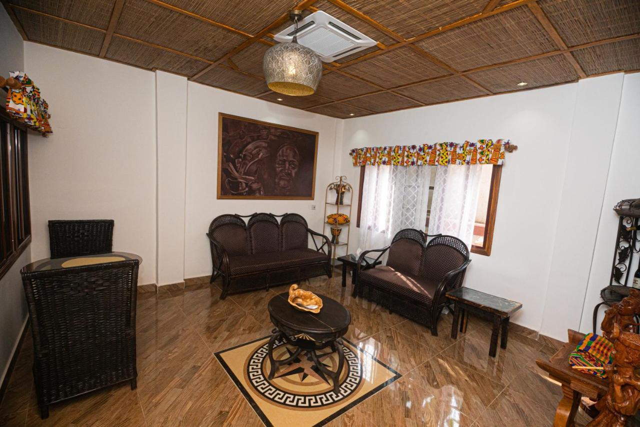Ike'S Cultural Village Кумасі Екстер'єр фото