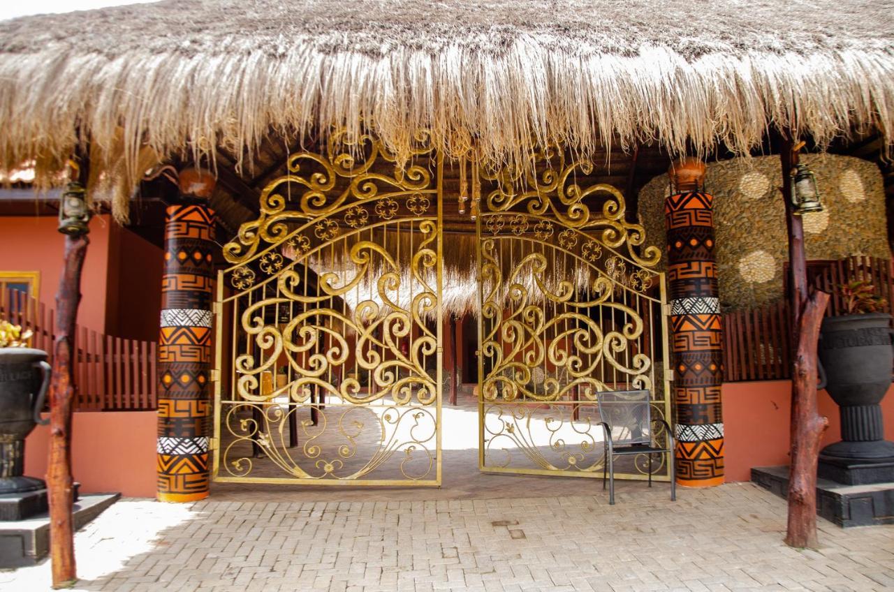 Ike'S Cultural Village Кумасі Екстер'єр фото